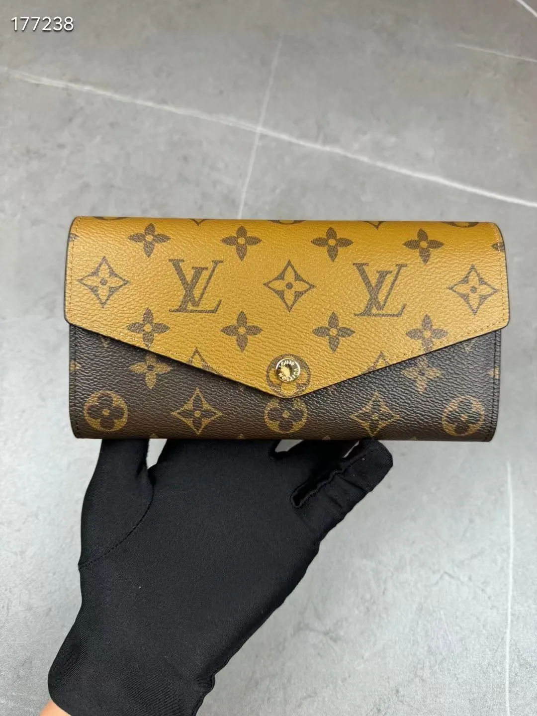 P140💰 M60531 Yellow Flower As one of Louis Vuitton's classic designs, the Sarah wallet combines Monogram canvas and grained leather lining to reproduce the elegance of the envelope-style design. The spacious interior features 2 large compartments, a central zipped coin pocket and multiple card slots. Safely stores multiple daily necessities. Dimensions: 19 x 10.5 x 2.5 cm