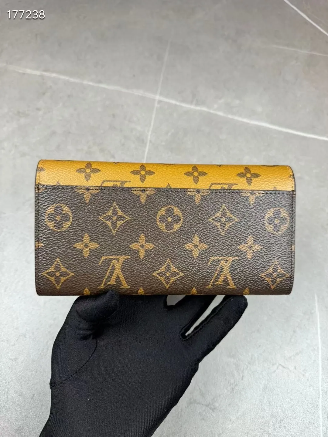 P140💰 M60531 Yellow Flower As one of Louis Vuitton's classic designs, the Sarah wallet combines Monogram canvas and grained leather lining to reproduce the elegance of the envelope-style design. The spacious interior features 2 large compartments, a central zipped coin pocket and multiple card slots. Safely stores multiple daily necessities. Dimensions: 19 x 10.5 x 2.5 cm