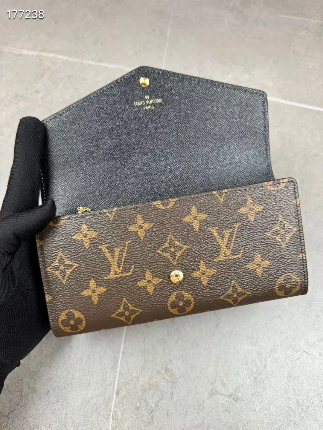 P140💰 M60531 Yellow Flower As one of Louis Vuitton's classic designs, the Sarah wallet combines Monogram canvas and grained leather lining to reproduce the elegance of the envelope-style design. The spacious interior features 2 large compartments, a central zipped coin pocket and multiple card slots. Safely stores multiple daily necessities. Dimensions: 19 x 10.5 x 2.5 cm