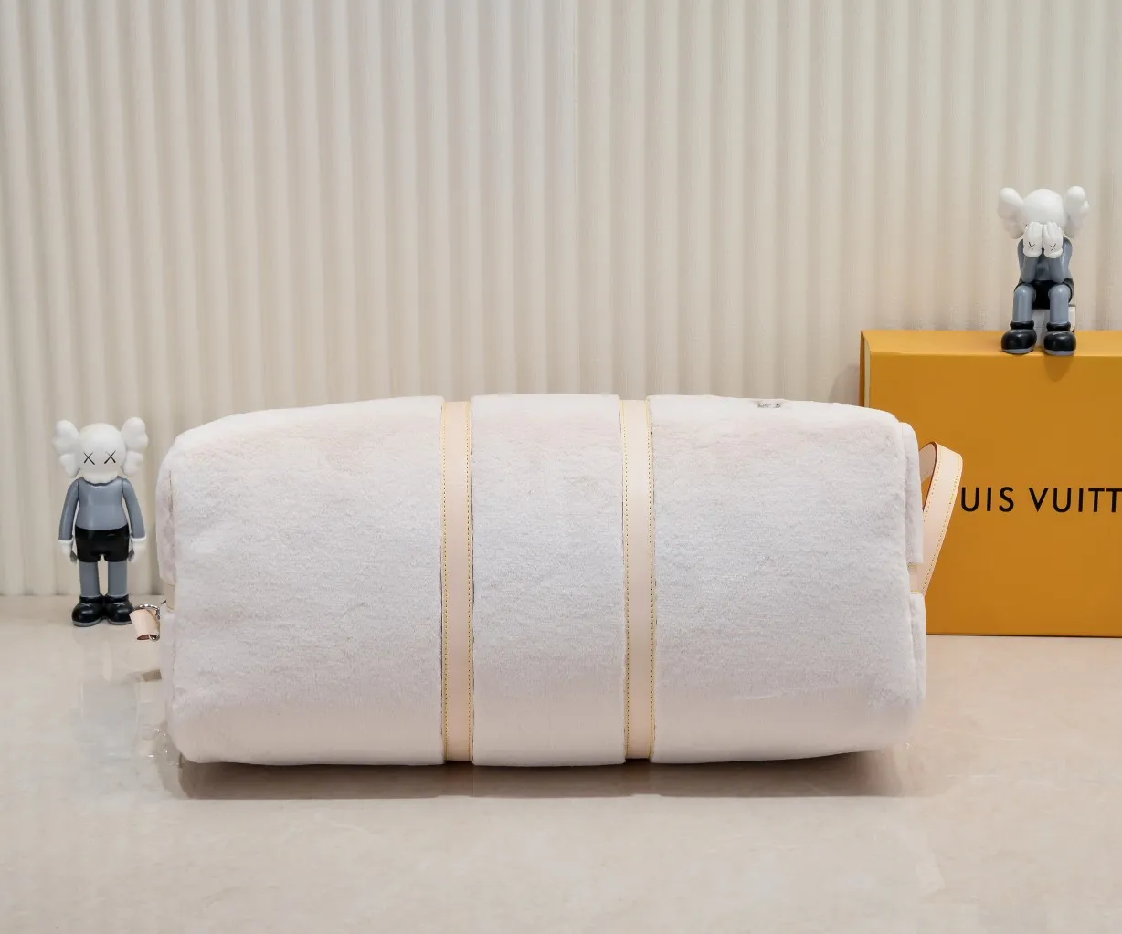 ¥600💰 Exclusive real shot-upgraded version ‼ ️M23108 Puffy Shearling Keepall Bandoulière 50 travel bag is inspired by the soft touch of teddy bears, injecting childlike fun into functional items. Wool leather bag features cowhide side straps, top handle and name tag with LV lettering on one corner. Dimensions: 50.0 x 29.0 x 23.0 cm (length x height x width)