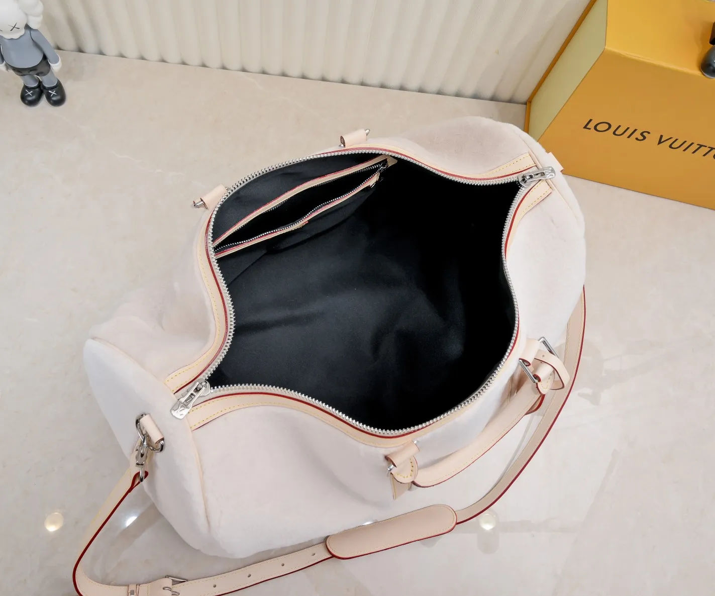 ¥600💰 Exclusive real shot-upgraded version ‼ ️M23108 Puffy Shearling Keepall Bandoulière 50 travel bag is inspired by the soft touch of teddy bears, injecting childlike fun into functional items. Wool leather bag features cowhide side straps, top handle and name tag with LV lettering on one corner. Dimensions: 50.0 x 29.0 x 23.0 cm (length x height x width)
