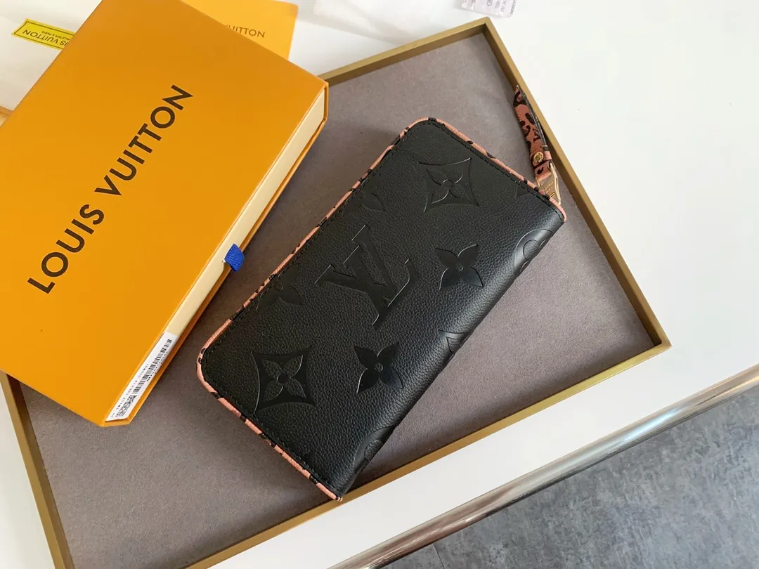 💰150 💎 Top quality original, exclusive for overseas supply 👍 Made of soft calfskin, the Zippy Lockme wallet combines the iconic design of the zipper wallet with the distinctive elements of the fashion series: LV lettering and a front pocket for easy access to tickets and other items. Reliable wrap-around zipper design with multiple interior pockets and compartments. Model: M80680 Dimensions: 19.5 x 10.0 x 2.5 cm