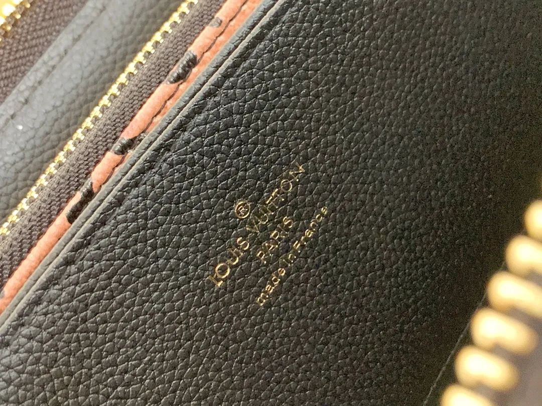 💰150 💎 Top quality original, exclusive for overseas supply 👍 Made of soft calfskin, the Zippy Lockme wallet combines the iconic design of the zipper wallet with the distinctive elements of the fashion series: LV lettering and a front pocket for easy access to tickets and other items. Reliable wrap-around zipper design with multiple interior pockets and compartments. Model: M80680 Dimensions: 19.5 x 10.0 x 2.5 cm