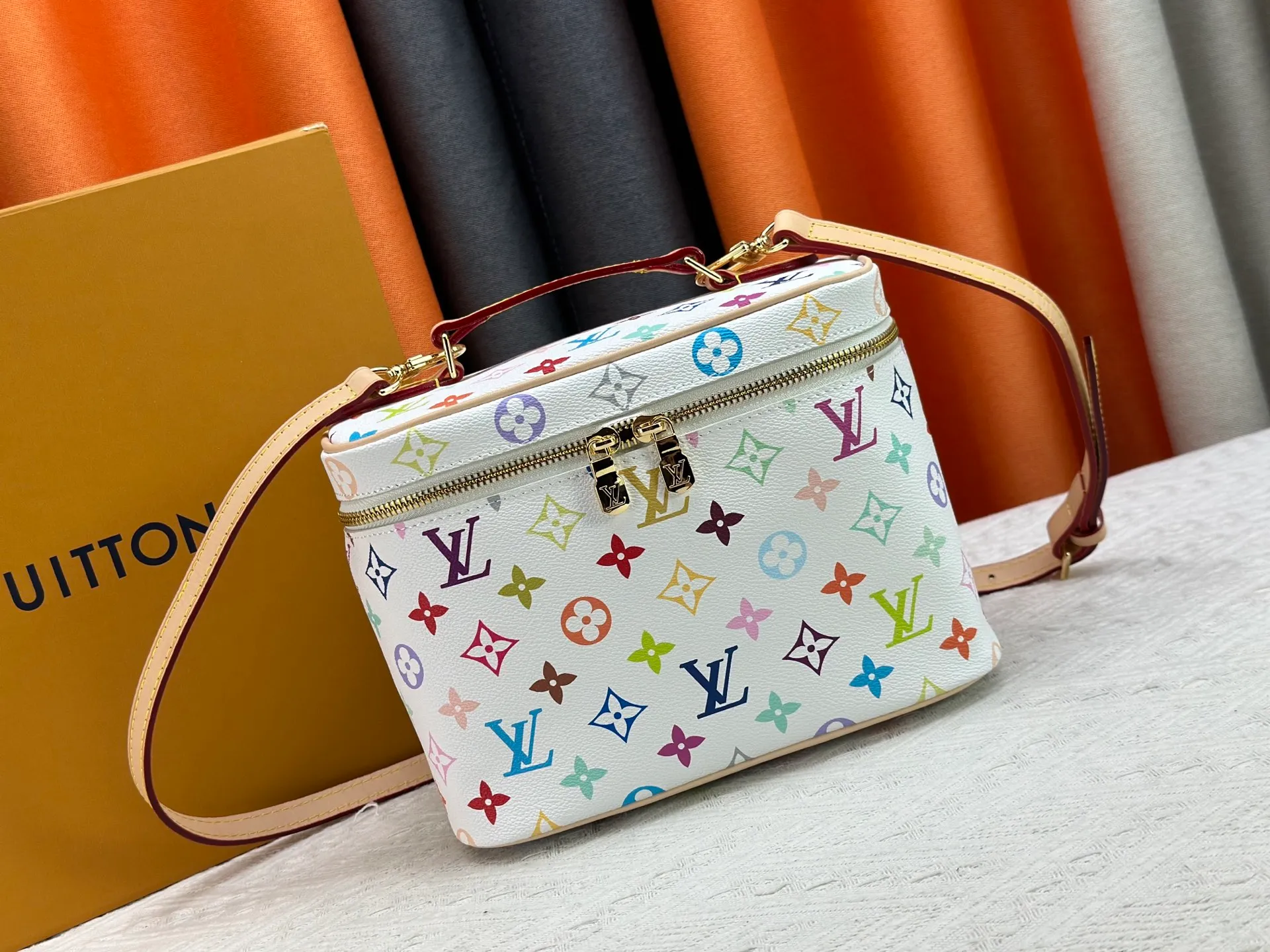 P260 upgraded original M13747 M44495 M42265 M44936 M42263 lv Takashi Murakami Nice mini Nano cosmetic bag with Monogram print and 33 colorful colors. In 2025, Takashi Murakami and lv jointly launched the white tricolor and black tricolor twelve pieces, which are very popular around the world and are loved by celebrities and celebrities. Dimensions: 24 x 17 x 14 (LxHxW)