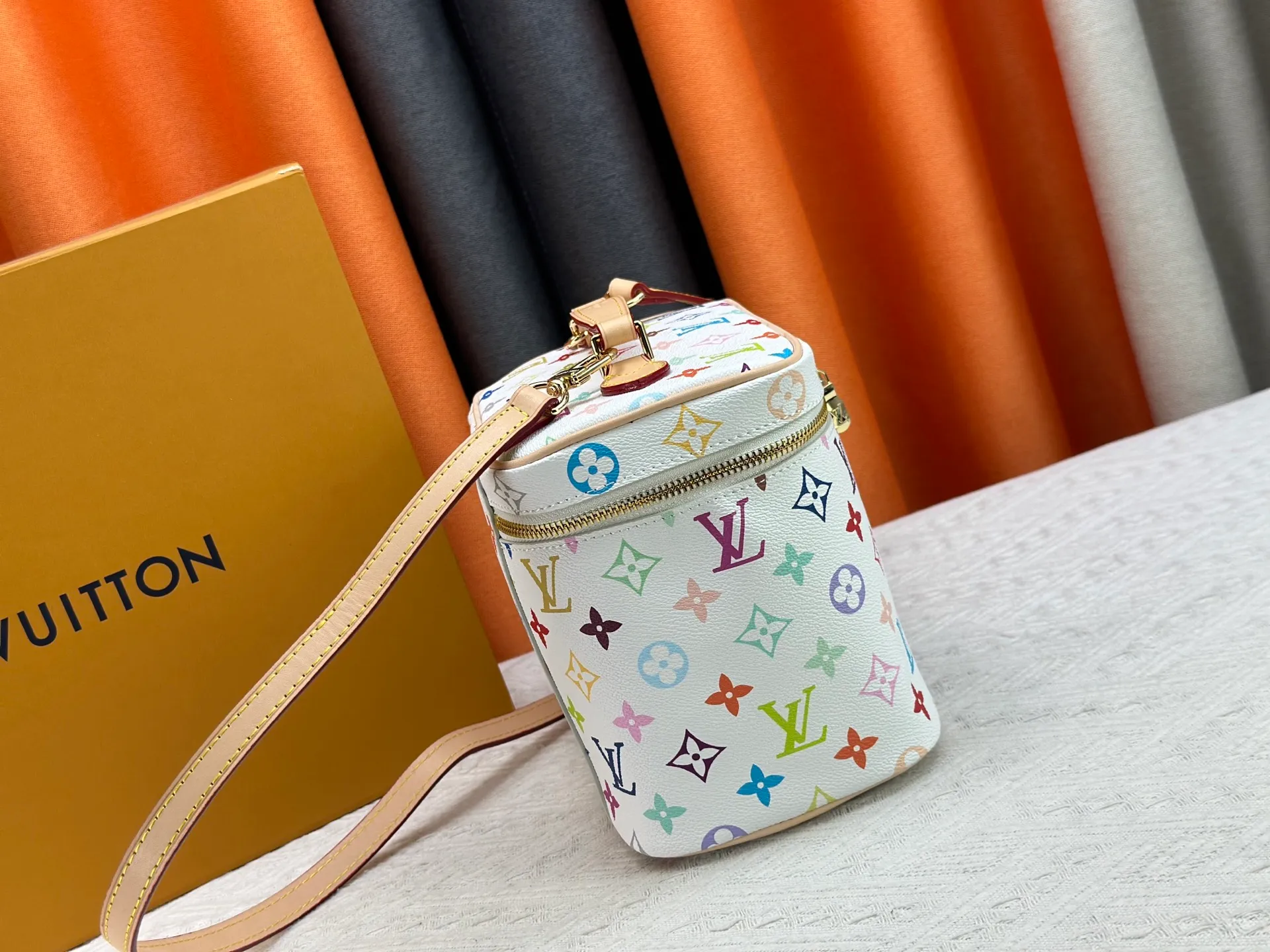 P260 upgraded original M13747 M44495 M42265 M44936 M42263 lv Takashi Murakami Nice mini Nano cosmetic bag with Monogram print and 33 colorful colors. In 2025, Takashi Murakami and lv jointly launched the white tricolor and black tricolor twelve pieces, which are very popular around the world and are loved by celebrities and celebrities. Dimensions: 24 x 17 x 14 (LxHxW)