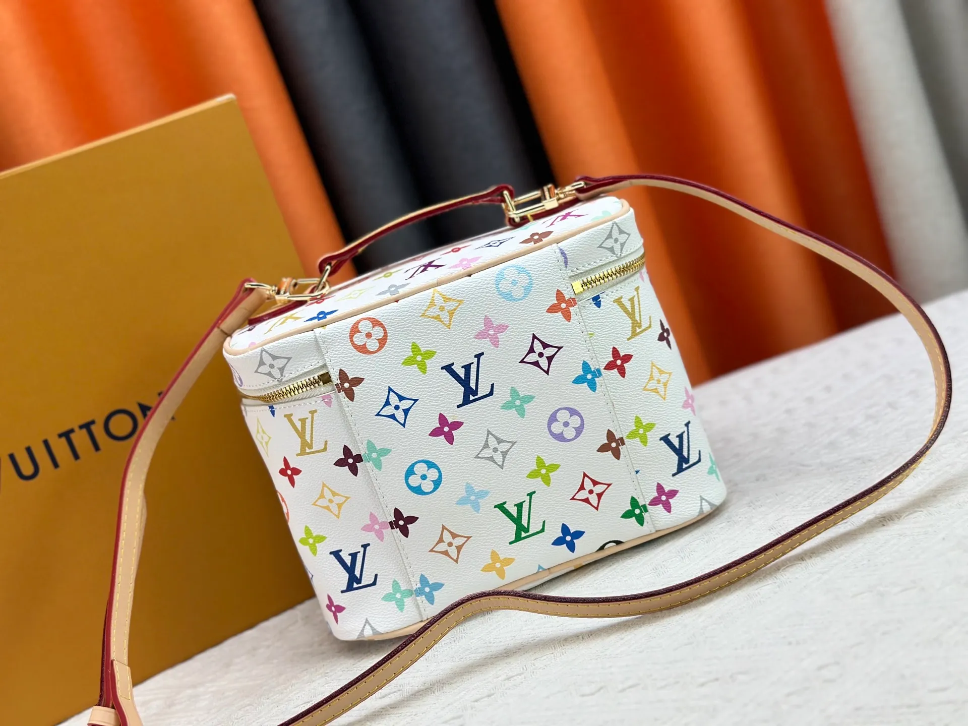 P260 upgraded original M13747 M44495 M42265 M44936 M42263 lv Takashi Murakami Nice mini Nano cosmetic bag with Monogram print and 33 colorful colors. In 2025, Takashi Murakami and lv jointly launched the white tricolor and black tricolor twelve pieces, which are very popular around the world and are loved by celebrities and celebrities. Dimensions: 24 x 17 x 14 (LxHxW)