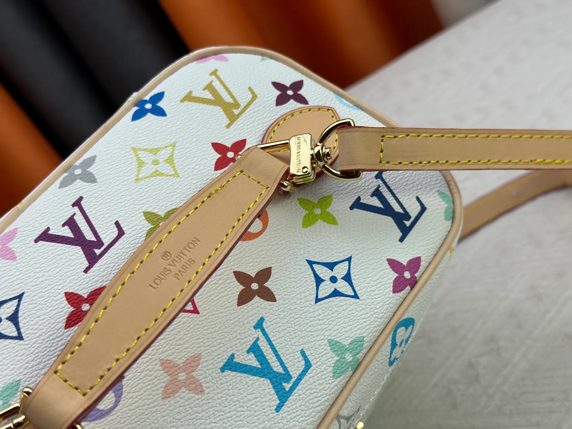 P260 upgraded original M13747 M44495 M42265 M44936 M42263 lv Takashi Murakami Nice mini Nano cosmetic bag with Monogram print and 33 colorful colors. In 2025, Takashi Murakami and lv jointly launched the white tricolor and black tricolor twelve pieces, which are very popular around the world and are loved by celebrities and celebrities. Dimensions: 24 x 17 x 14 (LxHxW)