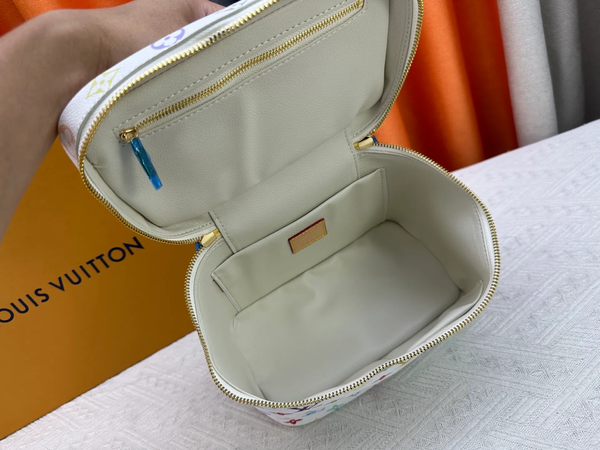 P260 upgraded original M13747 M44495 M42265 M44936 M42263 lv Takashi Murakami Nice mini Nano cosmetic bag with Monogram print and 33 colorful colors. In 2025, Takashi Murakami and lv jointly launched the white tricolor and black tricolor twelve pieces, which are very popular around the world and are loved by celebrities and celebrities. Dimensions: 24 x 17 x 14 (LxHxW)