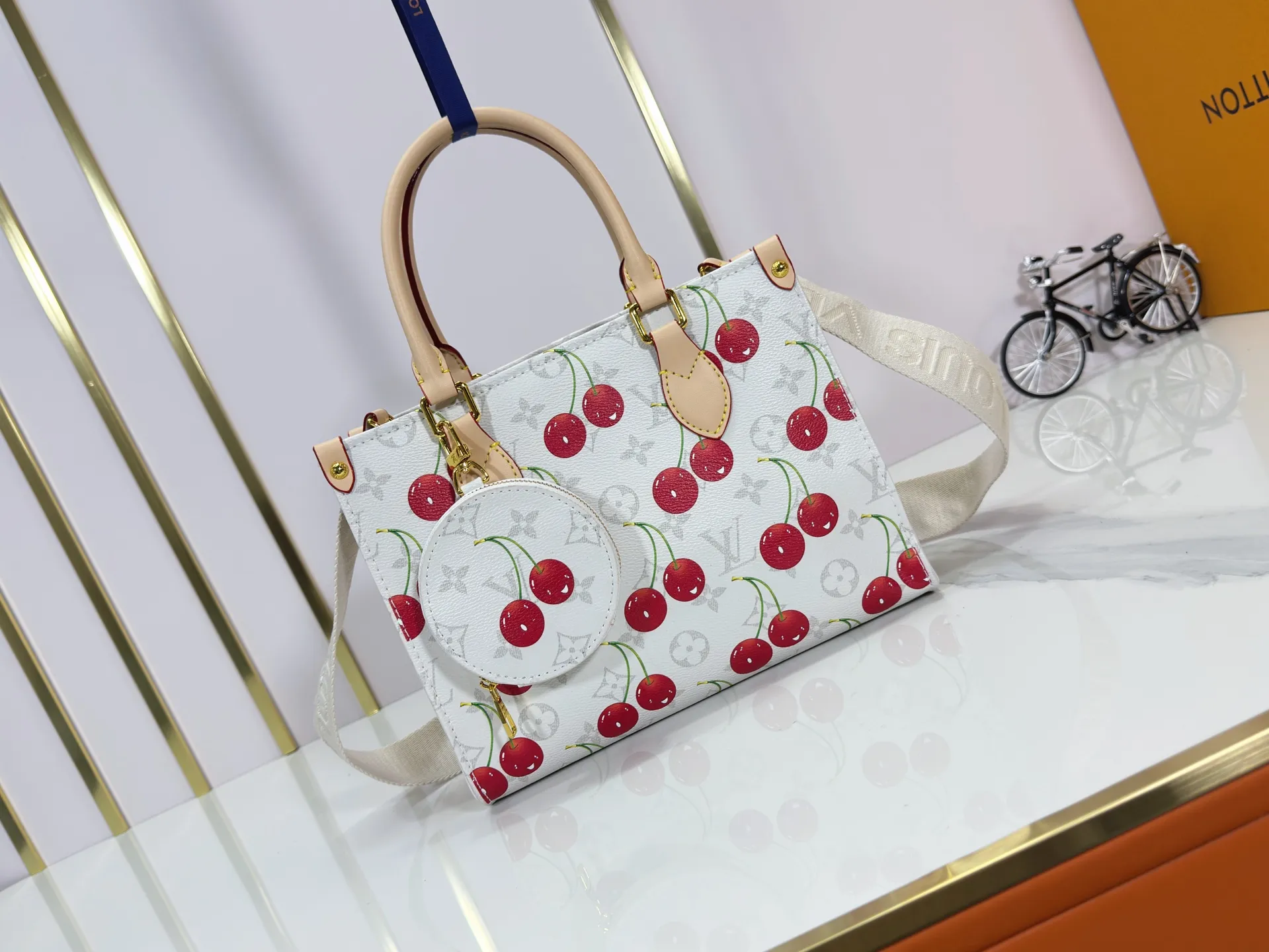 P260 Upgraded original version 🔥New style🔥M45659 M46373 M44571 This OnTheGo small handbag is made of Monogram and Monogram Reverse canvas, with the Monogram Giant pattern embellished on it. The Toron handle and the jacquard textured shoulder strap decorated with the brand's logo create a visual contrast, and the detachable coin bag is suitable for storing change or small items. It combines fashionable charm with various functions, making it a good daily companion. 25.0 x 19.0 x 11.5 cm (length x height x width)
