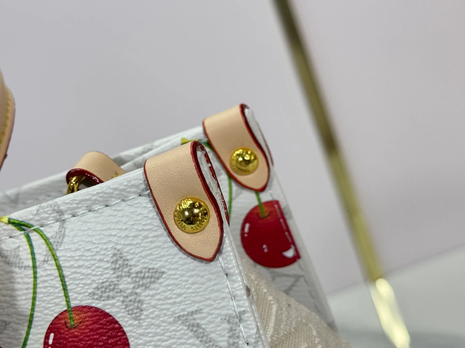 P260 Upgraded original version 🔥New style🔥M45659 M46373 M44571 This OnTheGo small handbag is made of Monogram and Monogram Reverse canvas, with the Monogram Giant pattern embellished on it. The Toron handle and the jacquard textured shoulder strap decorated with the brand's logo create a visual contrast, and the detachable coin bag is suitable for storing change or small items. It combines fashionable charm with various functions, making it a good daily companion. 25.0 x 19.0 x 11.5 cm (length x height x width)
