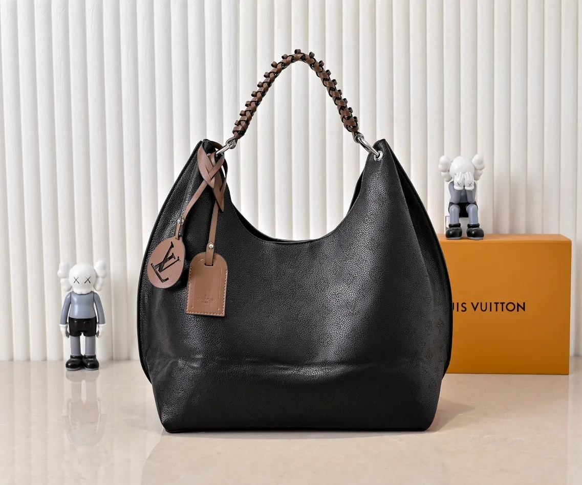 Batch 300💰 Upgraded original M53188 six-color ready stock. This bag is made of imported granular Taurillon calfskin. Its fashionable silhouette is very youthful. The full leather punched braided wrist double tag women's shoulder bag is particularly beautiful when carried casually on the shoulder. The oversized shiny palladium copper twist lock seal adds an avant-garde atmosphere. Dimensions: 35.0 x 40.0 x 17.0 cm