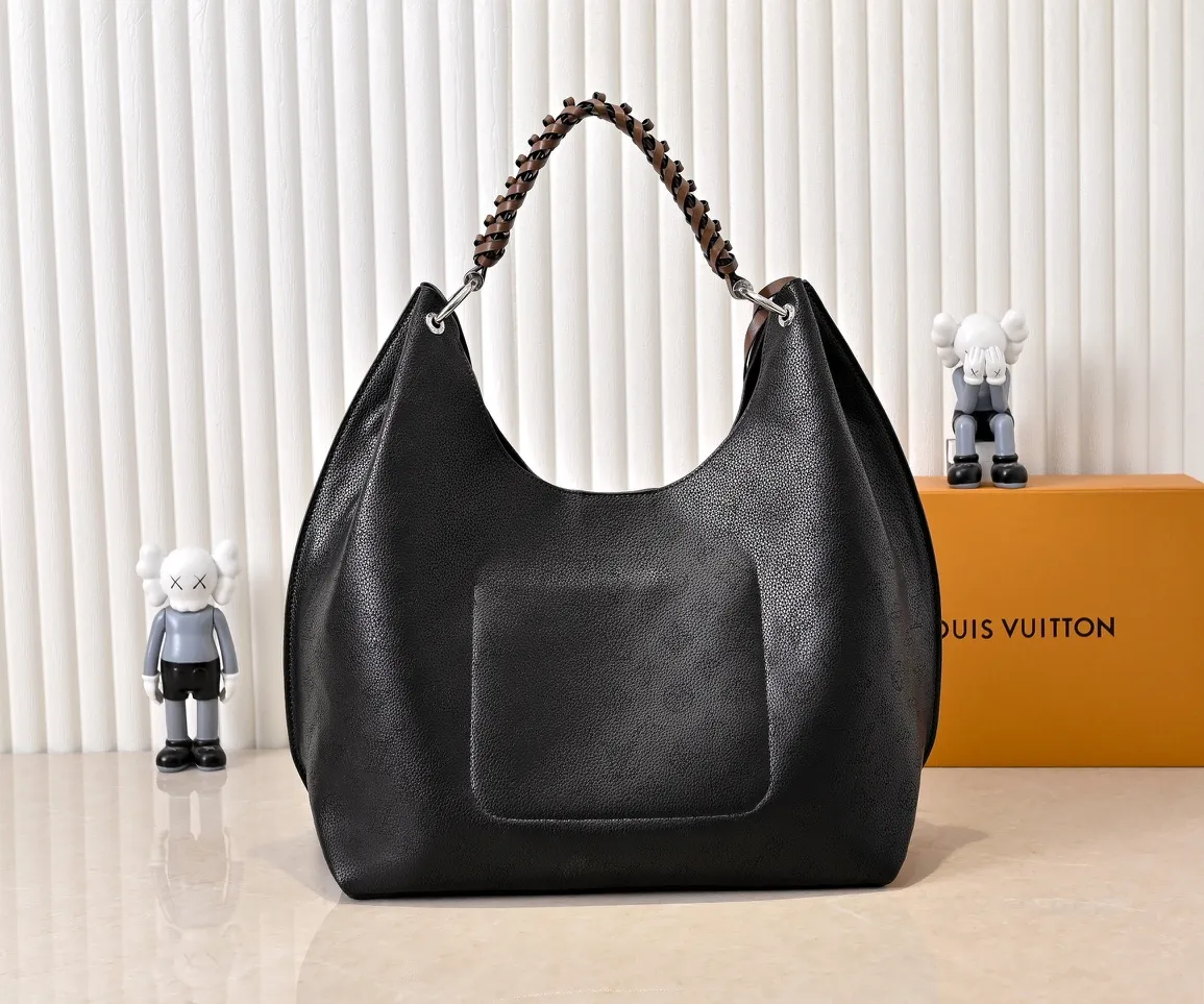 Batch 300💰 Upgraded original M53188 six-color ready stock. This bag is made of imported granular Taurillon calfskin. Its fashionable silhouette is very youthful. The full leather punched braided wrist double tag women's shoulder bag is particularly beautiful when carried casually on the shoulder. The oversized shiny palladium copper twist lock seal adds an avant-garde atmosphere. Dimensions: 35.0 x 40.0 x 17.0 cm