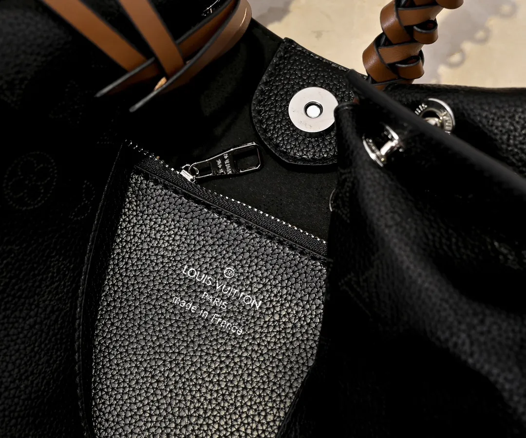 Batch 300💰 Upgraded original M53188 six-color ready stock. This bag is made of imported granular Taurillon calfskin. Its fashionable silhouette is very youthful. The full leather punched braided wrist double tag women's shoulder bag is particularly beautiful when carried casually on the shoulder. The oversized shiny palladium copper twist lock seal adds an avant-garde atmosphere. Dimensions: 35.0 x 40.0 x 17.0 cm