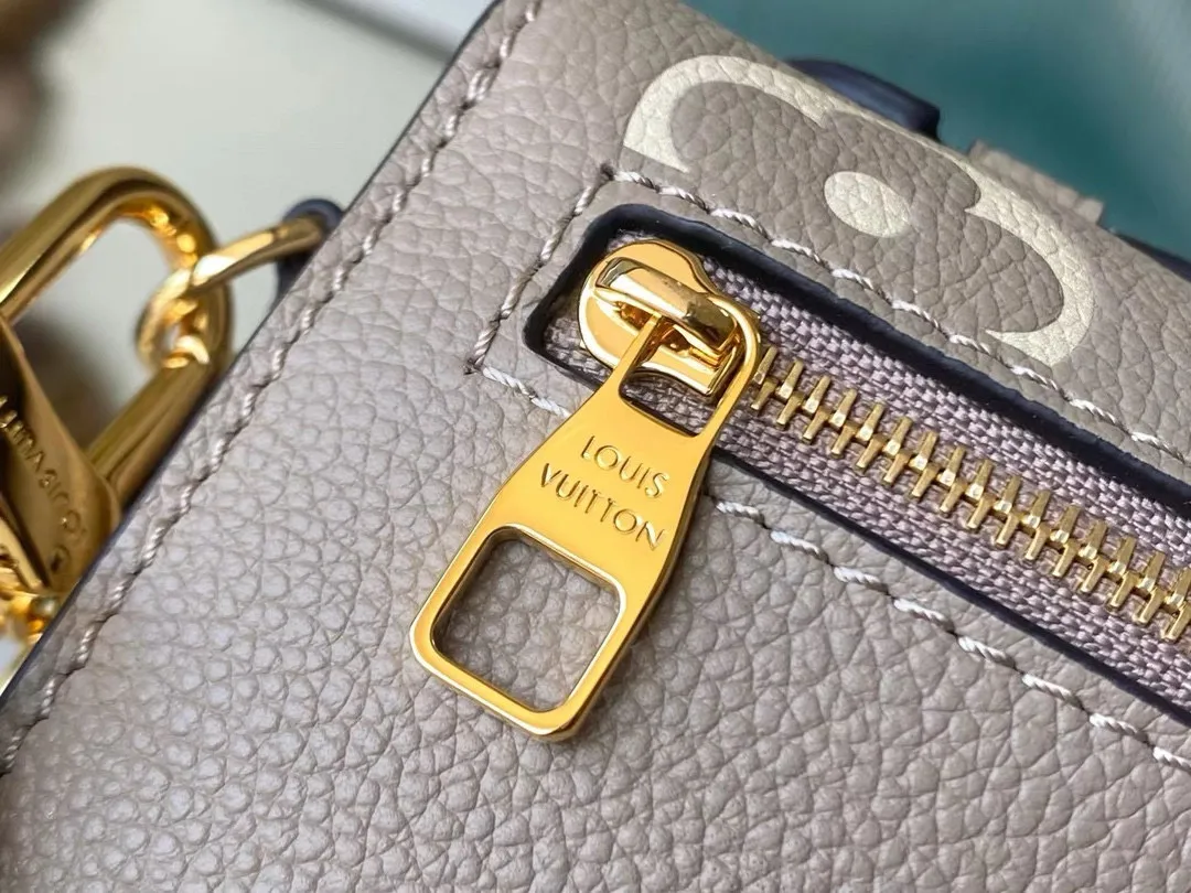 💰1100 (first-grain leather) top original order M23081 apricot silk screen This Pochette Metis East West handbag is made of Monogram Empreinte leather with Monogram pattern embossed, which combines classic elements and contemporary details. The S-lock lock and top handle pay tribute to the brand's box-making heritage. The compact configuration and detachable shoulder short chain highlight the trendy style. Size: 21.5x13.5x6cm