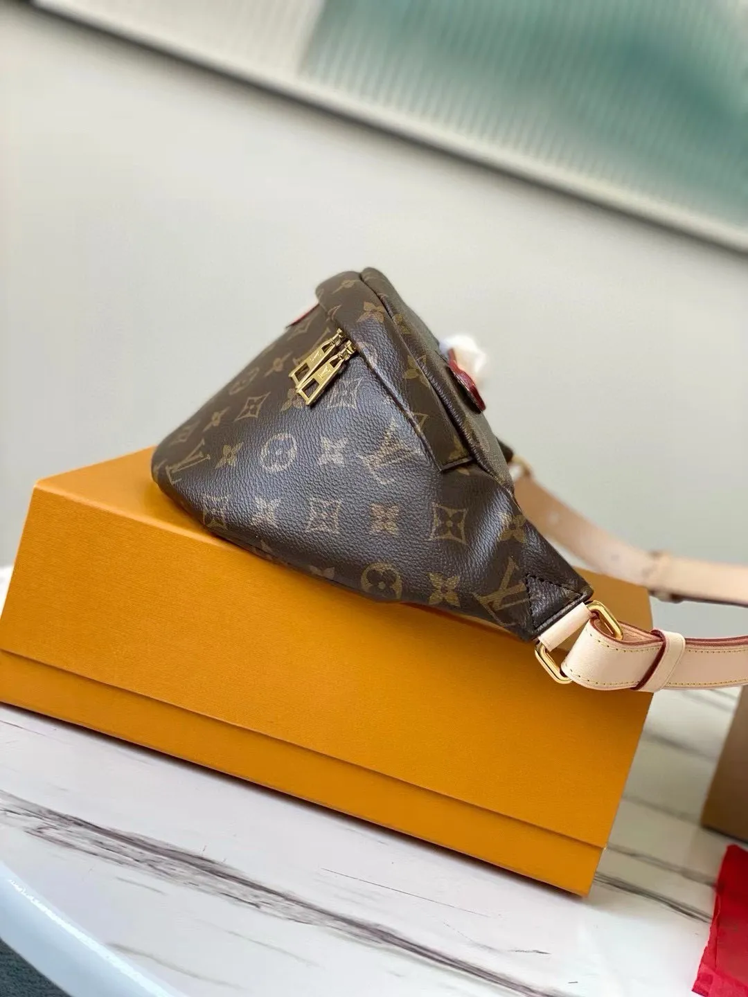 💰760 Top original order M43644 BUMBAG waist bag is made of classic Monogram canvas and decorated with "Louis Vuitton Paris" leather patch. This waist bag can add a pure fashionable and casual temperament to a sports look. It can be used as a waist bag, or can be worn on one shoulder or across the body, making it more fashionable. 37.0 x 14.0 x 13.0 cm (length x height x width).