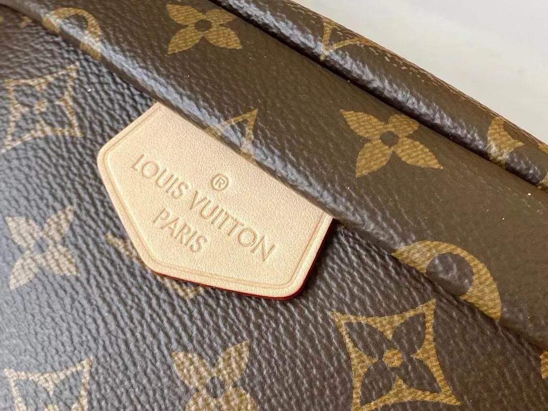 💰760 Top original order M43644 BUMBAG waist bag is made of classic Monogram canvas and decorated with "Louis Vuitton Paris" leather patch. This waist bag can add a pure fashionable and casual temperament to a sports look. It can be used as a waist bag, or can be worn on one shoulder or across the body, making it more fashionable. 37.0 x 14.0 x 13.0 cm (length x height x width).