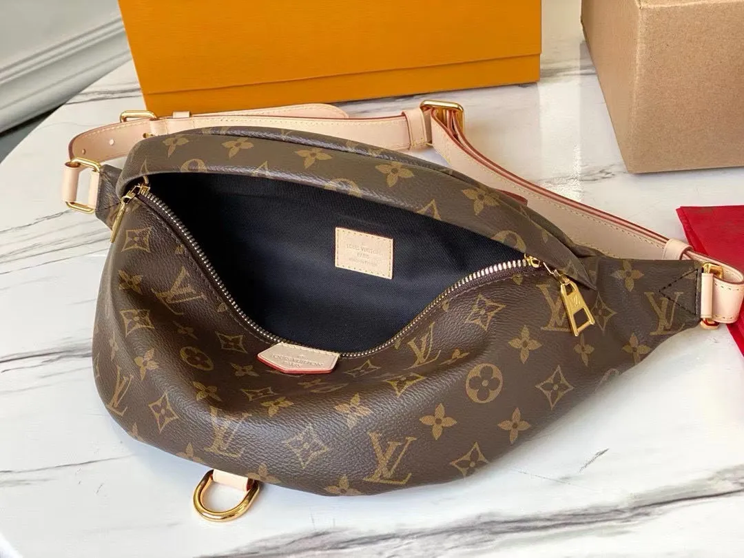 💰760 Top original order M43644 BUMBAG waist bag is made of classic Monogram canvas and decorated with "Louis Vuitton Paris" leather patch. This waist bag can add a pure fashionable and casual temperament to a sports look. It can be used as a waist bag, or can be worn on one shoulder or across the body, making it more fashionable. 37.0 x 14.0 x 13.0 cm (length x height x width).