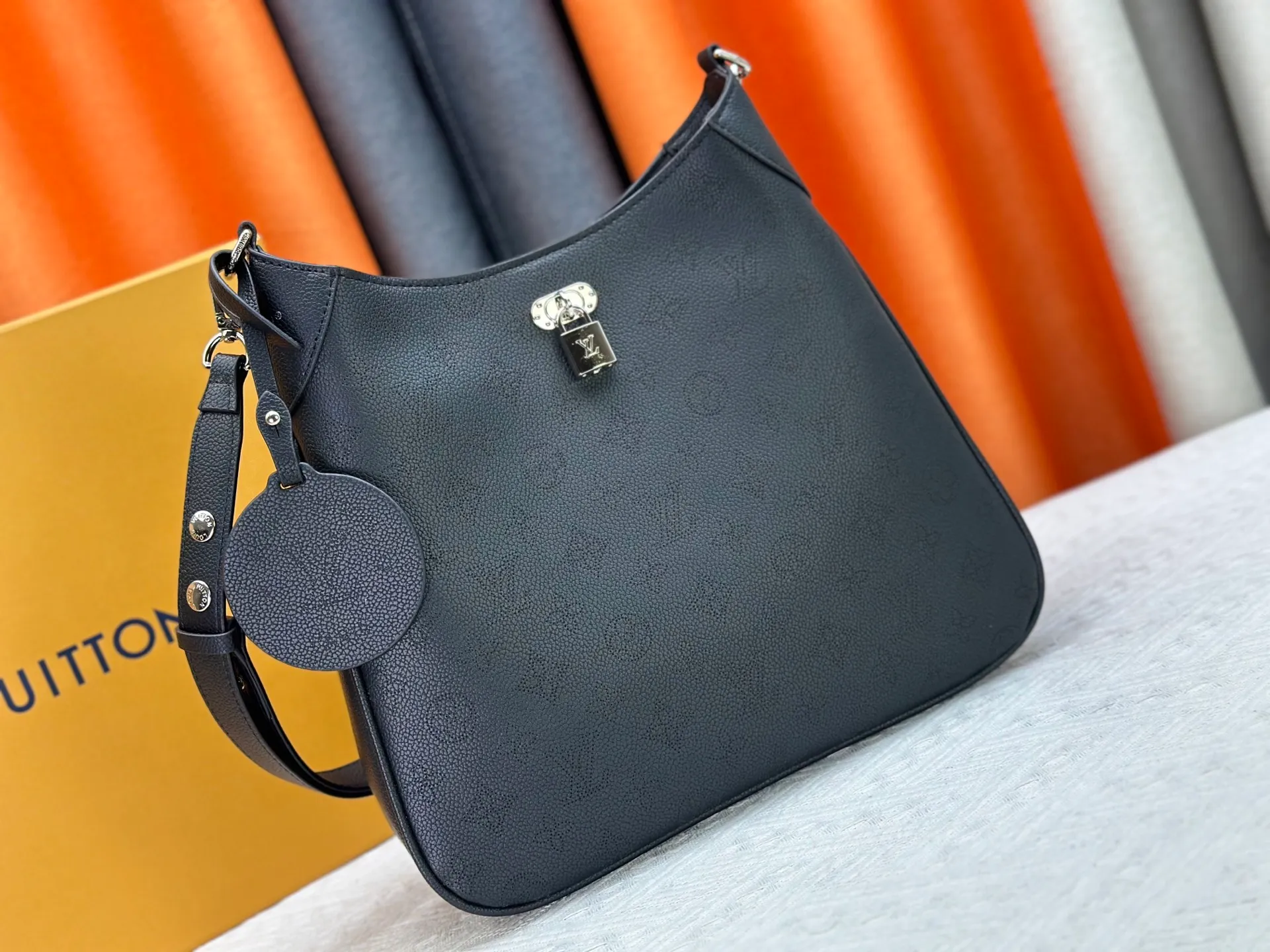 P260 Upgraded from the original M14617. This All Around medium-sized handbag is made of engraved leather tracing the Monogram perforation pattern, and the Yingze padlock magnetic clasp upgrades the classic charm. The LV leather decoration highlights the ingenious details. Whether worn cross-body or on the shoulder, it can elegantly brighten up daily looks. Dimensions: 28.0 x 25.0 x 8.0 cm (length x height x width)