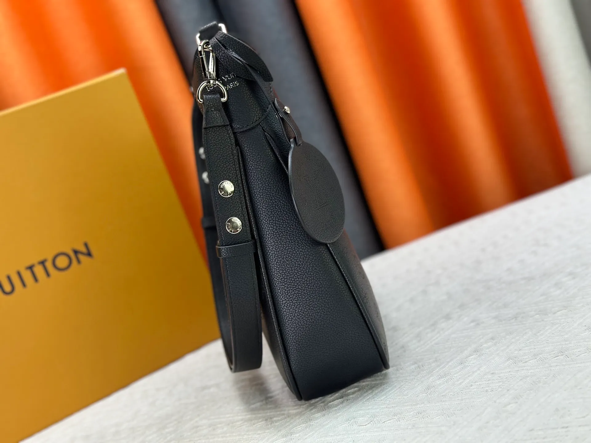 P260 Upgraded from the original M14617. This All Around medium-sized handbag is made of engraved leather tracing the Monogram perforation pattern, and the Yingze padlock magnetic clasp upgrades the classic charm. The LV leather decoration highlights the ingenious details. Whether worn cross-body or on the shoulder, it can elegantly brighten up daily looks. Dimensions: 28.0 x 25.0 x 8.0 cm (length x height x width)