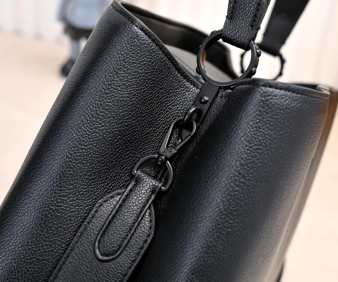The upgraded version of P440 M24880 black CapucinesSouple large handbag is an enlarged version of the classic design made of matte Taurillon leather and elegant metal parts, with the iconic LV letters. The neat inner layer has multiple pockets that can easily accommodate A4 size documents. Size:38×23×16cm