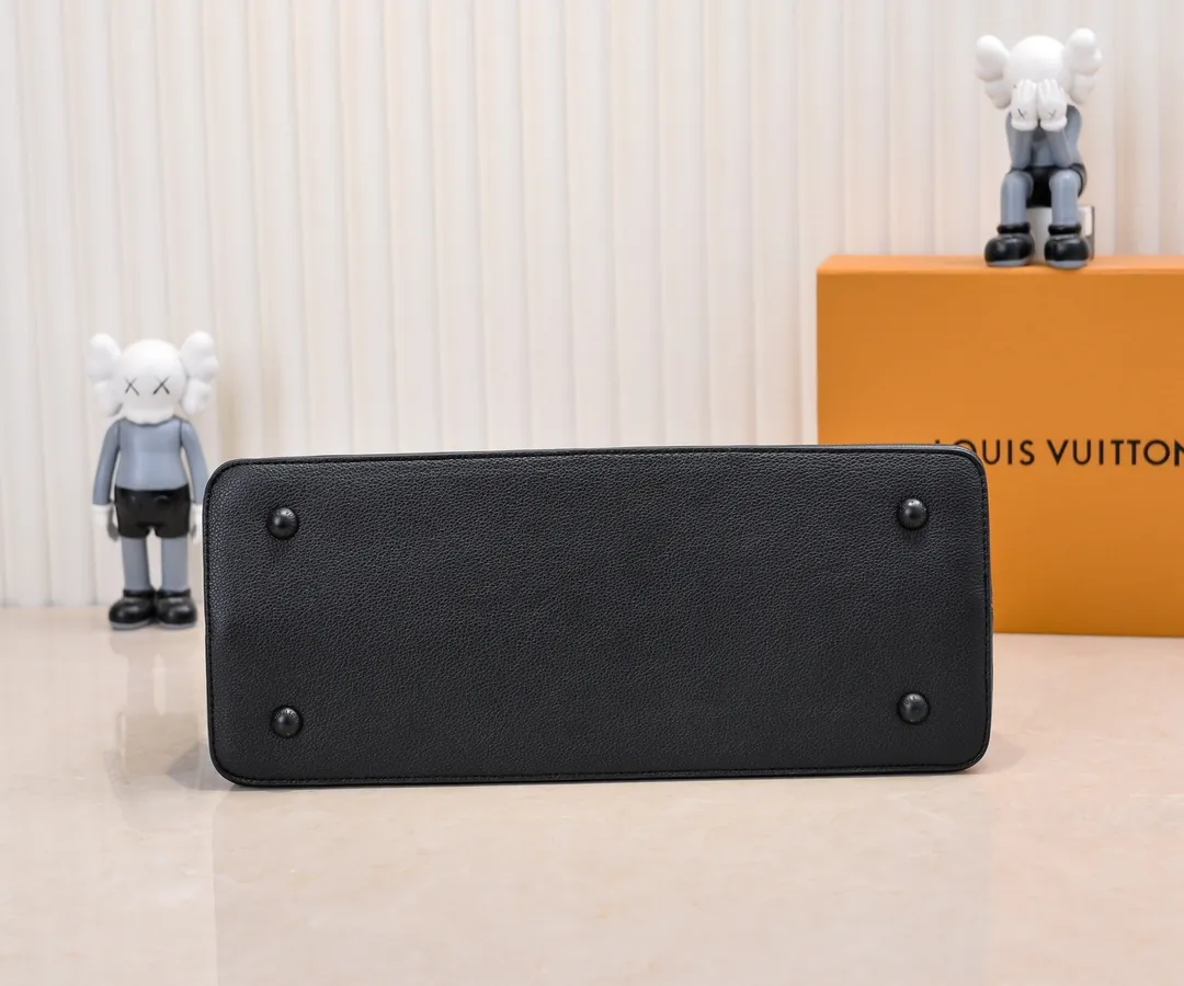 The upgraded version of P440 M24880 black CapucinesSouple large handbag is an enlarged version of the classic design made of matte Taurillon leather and elegant metal parts, with the iconic LV letters. The neat inner layer has multiple pockets that can easily accommodate A4 size documents. Size:38×23×16cm