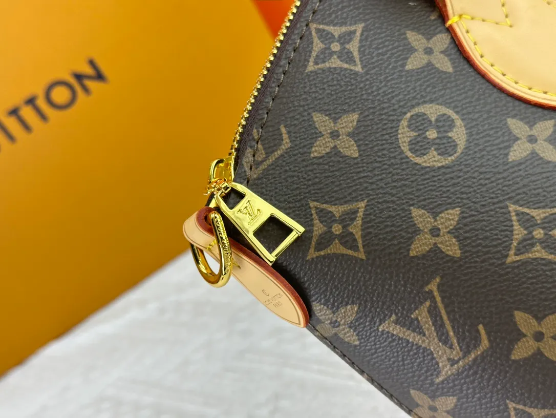 P280 Exclusive real shot - M45986 Small Boétie small zipper tote bag is made of Monogram canvas, leather trim and fabric lining, with padlock and LV embossed leather tag. The soft texture ensures everyday comfort, while dual phone pockets and internal patch pockets add functional details. Detailed features25 x 23 x 14 cm (length x height x width) 1w2021.67