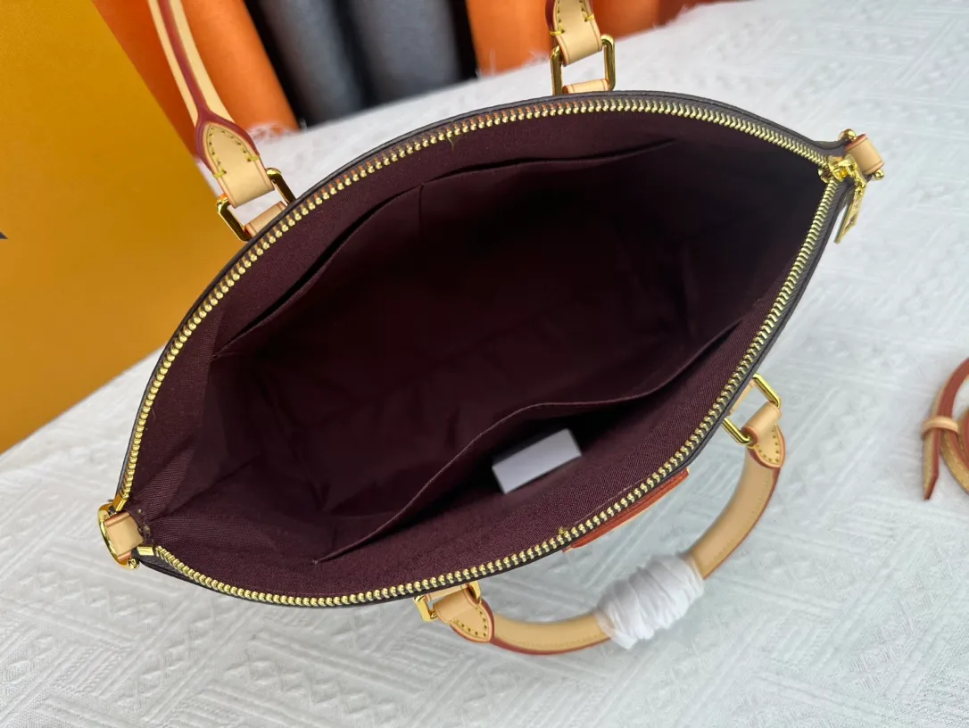 P280 Exclusive real shot - M45986 Small Boétie small zipper tote bag is made of Monogram canvas, leather trim and fabric lining, with padlock and LV embossed leather tag. The soft texture ensures everyday comfort, while dual phone pockets and internal patch pockets add functional details. Detailed features25 x 23 x 14 cm (length x height x width) 1w2021.67