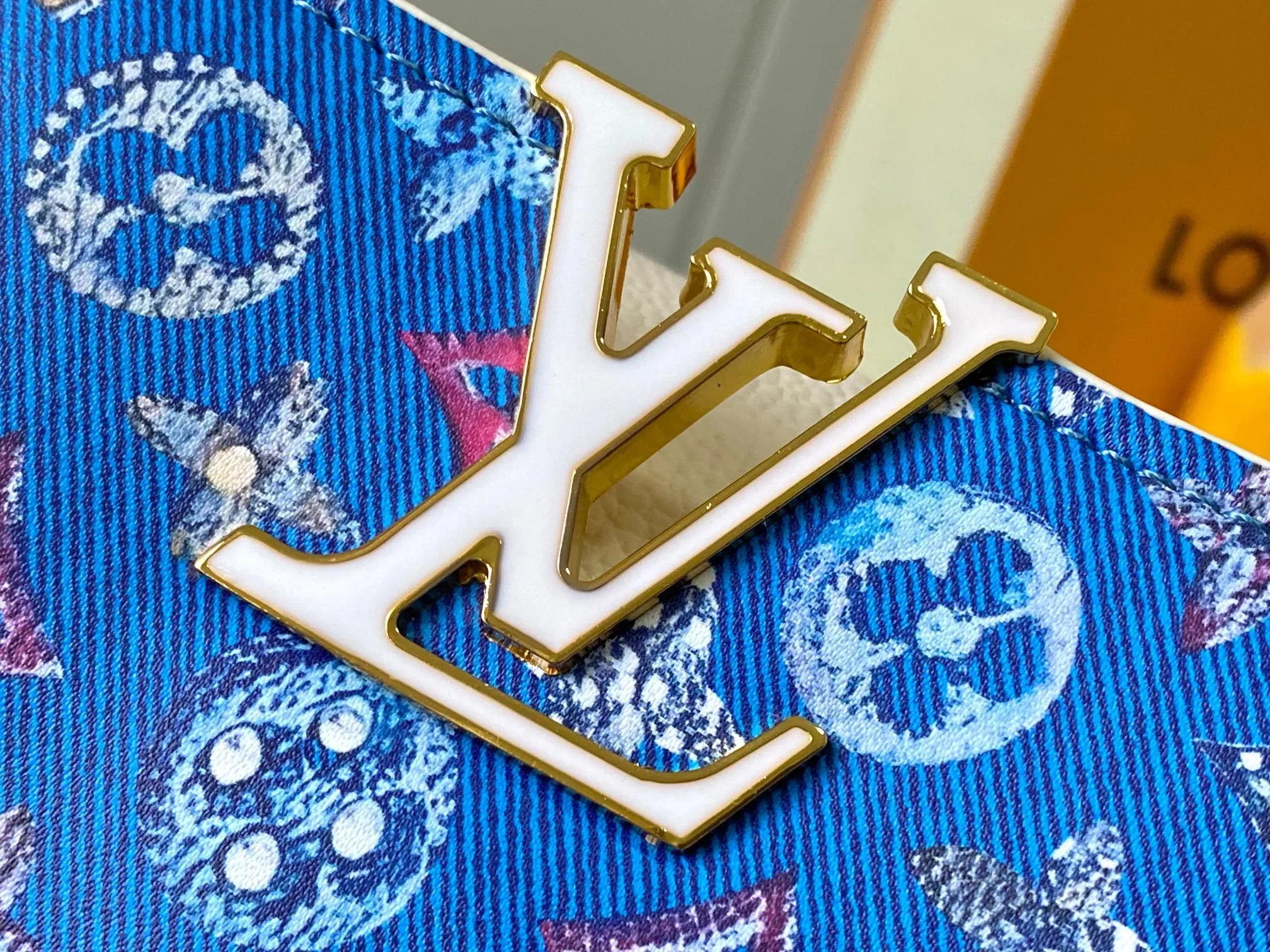 p420 [Guangzhou top quality original] M12947 This Capucines mini handbag is made of Monogram denim embroidered with beads and decorative threads, with LV letters and woven chains infused with metallic edges, and decorated with contrasting leather trim. The flip cover can be placed externally or internally, and the neat inner layer and multiple carrying methods complete the functional details.  21x 14 x 8.0 cm (length x height x width)
