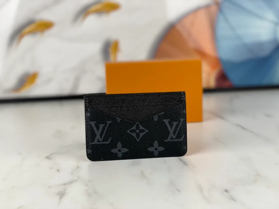 💰90💰M60166👏👏The Neo card holder made of Monogram Macassar canvas is the first choice for carrying important cards. Cowhide leather trim makes the classic Louis Vuitton pattern even more eye-catching. Dimensions: 11.0 x 7.0 x 0.6 cm
