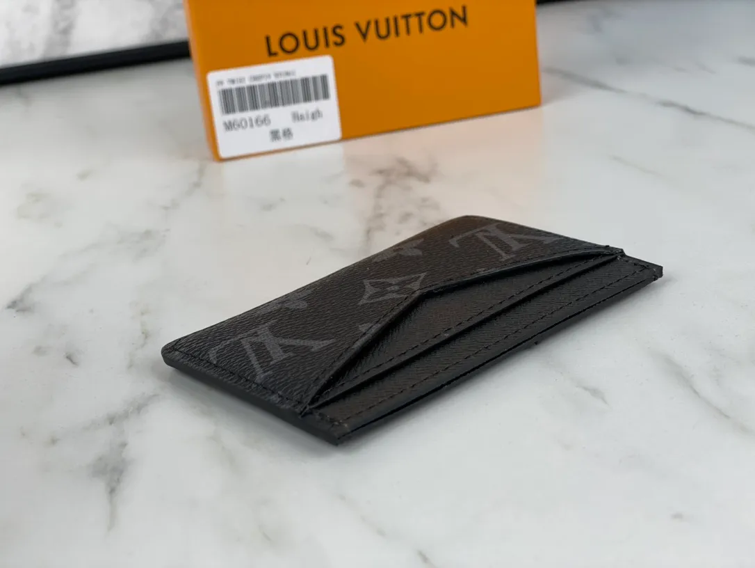 💰90💰M60166👏👏The Neo card holder made of Monogram Macassar canvas is the first choice for carrying important cards. Cowhide leather trim makes the classic Louis Vuitton pattern even more eye-catching. Dimensions: 11.0 x 7.0 x 0.6 cm