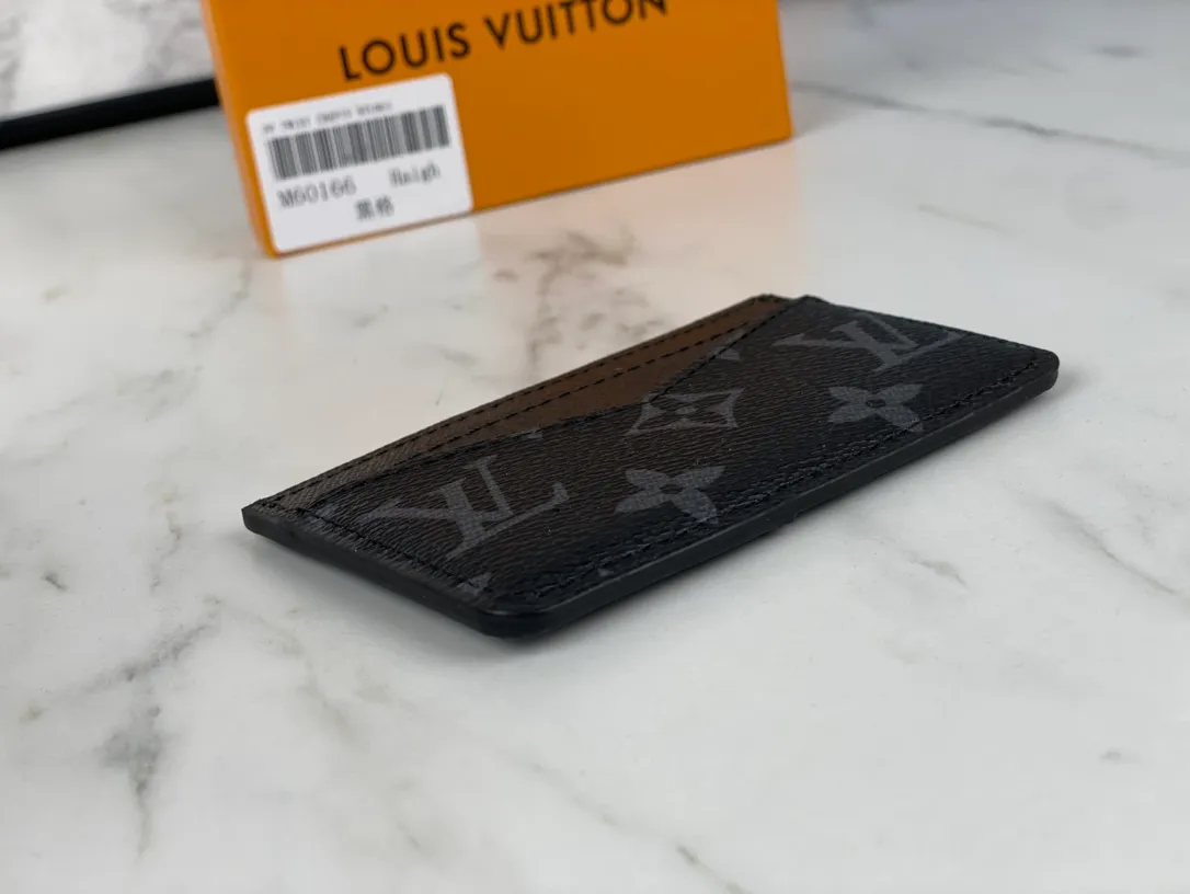 💰90💰M60166👏👏The Neo card holder made of Monogram Macassar canvas is the first choice for carrying important cards. Cowhide leather trim makes the classic Louis Vuitton pattern even more eye-catching. Dimensions: 11.0 x 7.0 x 0.6 cm