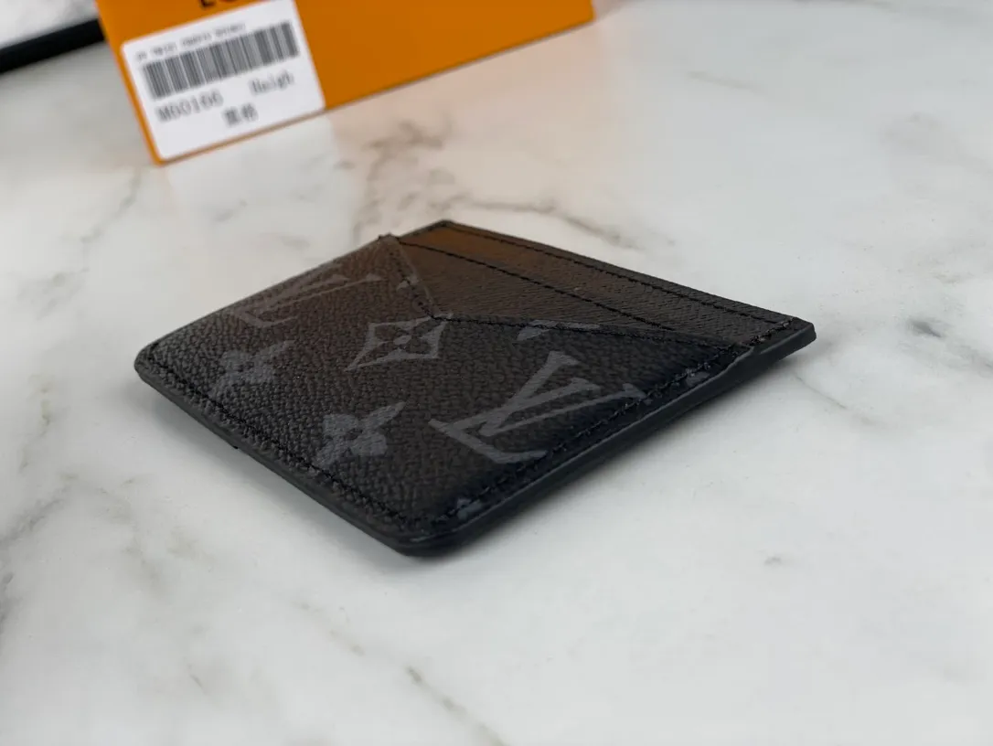 💰90💰M60166👏👏The Neo card holder made of Monogram Macassar canvas is the first choice for carrying important cards. Cowhide leather trim makes the classic Louis Vuitton pattern even more eye-catching. Dimensions: 11.0 x 7.0 x 0.6 cm