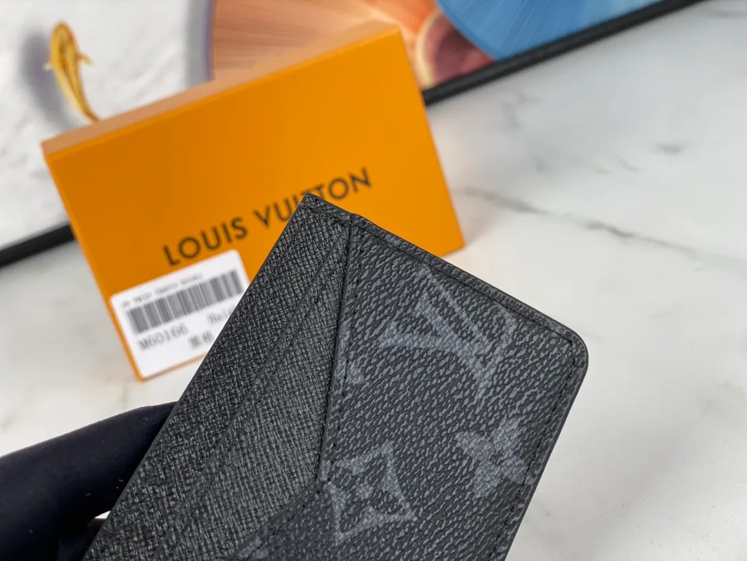 💰90💰M60166👏👏The Neo card holder made of Monogram Macassar canvas is the first choice for carrying important cards. Cowhide leather trim makes the classic Louis Vuitton pattern even more eye-catching. Dimensions: 11.0 x 7.0 x 0.6 cm
