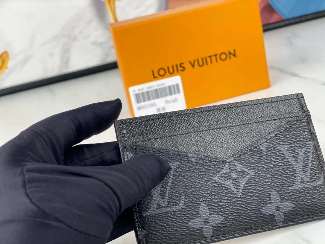 💰90💰M60166👏👏The Neo card holder made of Monogram Macassar canvas is the first choice for carrying important cards. Cowhide leather trim makes the classic Louis Vuitton pattern even more eye-catching. Dimensions: 11.0 x 7.0 x 0.6 cm