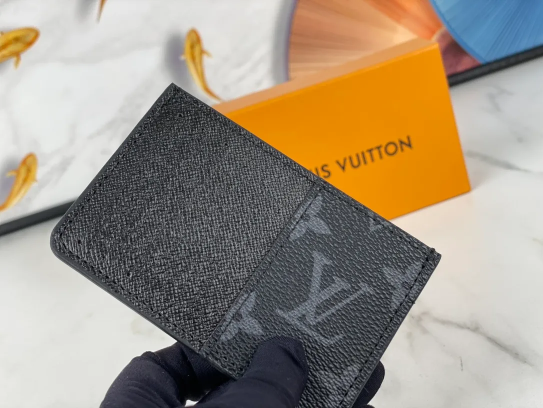 💰90💰M60166👏👏The Neo card holder made of Monogram Macassar canvas is the first choice for carrying important cards. Cowhide leather trim makes the classic Louis Vuitton pattern even more eye-catching. Dimensions: 11.0 x 7.0 x 0.6 cm