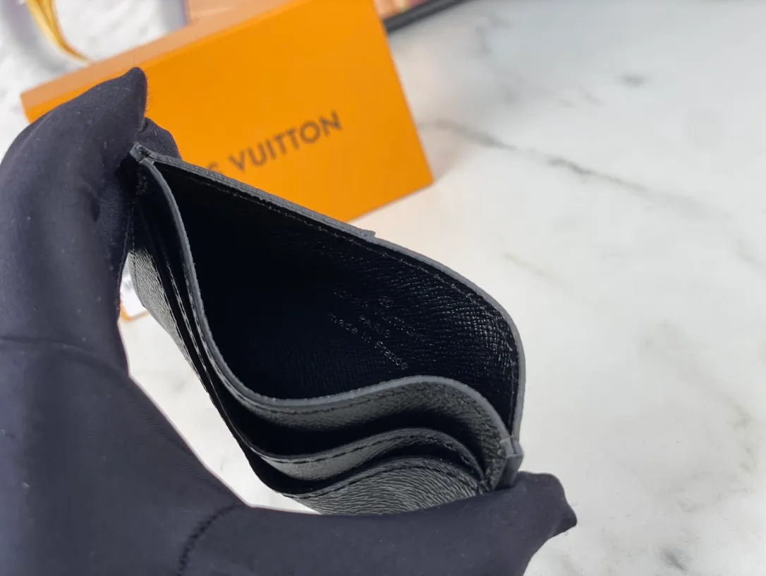 💰90💰M60166👏👏The Neo card holder made of Monogram Macassar canvas is the first choice for carrying important cards. Cowhide leather trim makes the classic Louis Vuitton pattern even more eye-catching. Dimensions: 11.0 x 7.0 x 0.6 cm