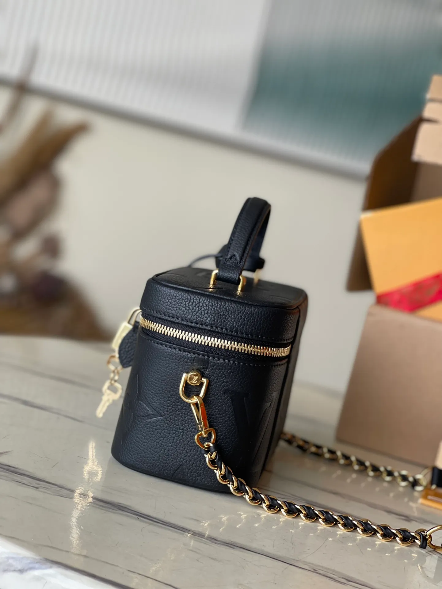 💰1160 (top layer leather) top original order M45598. Support counter inspection. The photos taken of duty-free goods are consistent with the product without opening the packaging. This product is an exclusive duty-free product in the market and is the highest-end product. Inspection is supported. This product has passed strict inspection and is flawless. Please wear gloves when touching the product. This product is not returnable or exchangeable. Please confirm the product first and then remove the label on the handle. This product is temporarily not open to the public, only regular customers, and is in short supply. Dimensions: 19 x 13 x 11 cm