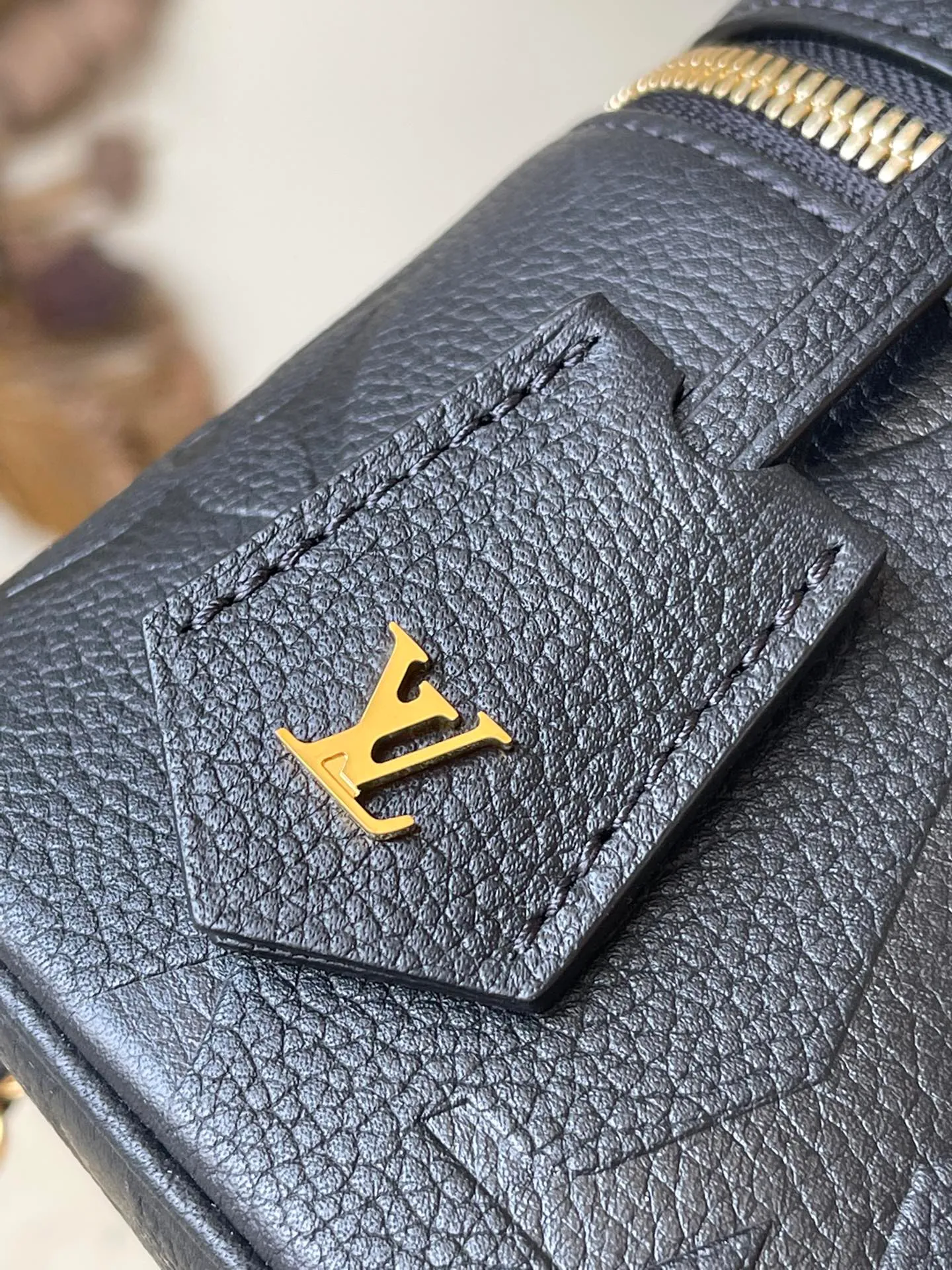💰1160 (top layer leather) top original order M45598. Support counter inspection. The photos taken of duty-free goods are consistent with the product without opening the packaging. This product is an exclusive duty-free product in the market and is the highest-end product. Inspection is supported. This product has passed strict inspection and is flawless. Please wear gloves when touching the product. This product is not returnable or exchangeable. Please confirm the product first and then remove the label on the handle. This product is temporarily not open to the public, only regular customers, and is in short supply. Dimensions: 19 x 13 x 11 cm