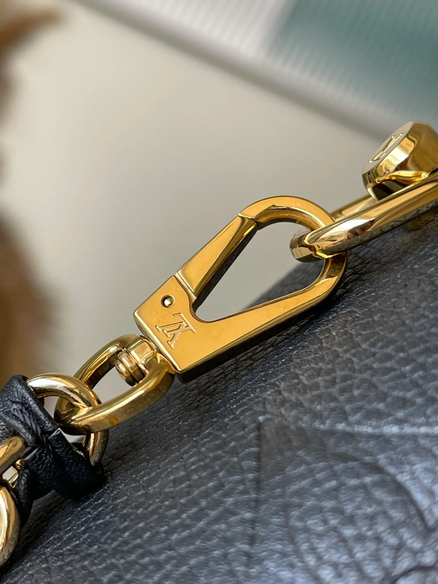 💰1160 (top layer leather) top original order M45598. Support counter inspection. The photos taken of duty-free goods are consistent with the product without opening the packaging. This product is an exclusive duty-free product in the market and is the highest-end product. Inspection is supported. This product has passed strict inspection and is flawless. Please wear gloves when touching the product. This product is not returnable or exchangeable. Please confirm the product first and then remove the label on the handle. This product is temporarily not open to the public, only regular customers, and is in short supply. Dimensions: 19 x 13 x 11 cm