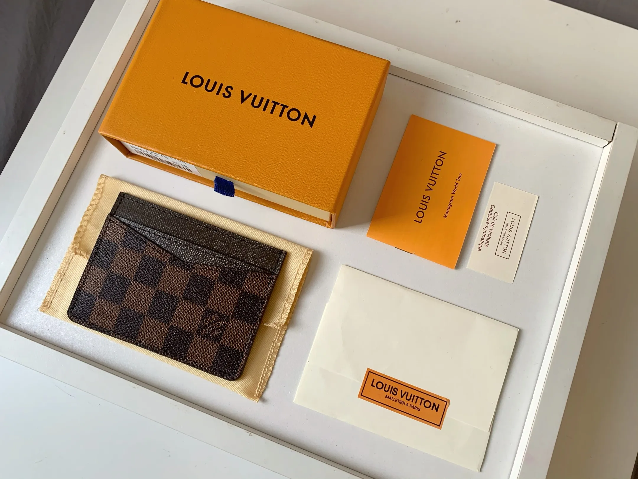💰80 💎Card Holder Neo Card Holder made of Monogram Macassar canvas is the first choice for carrying important cards. Black leather trim makes the classic Louis Vuitton pattern even more eye-catching. Model: M60166. Size: 7.5*12