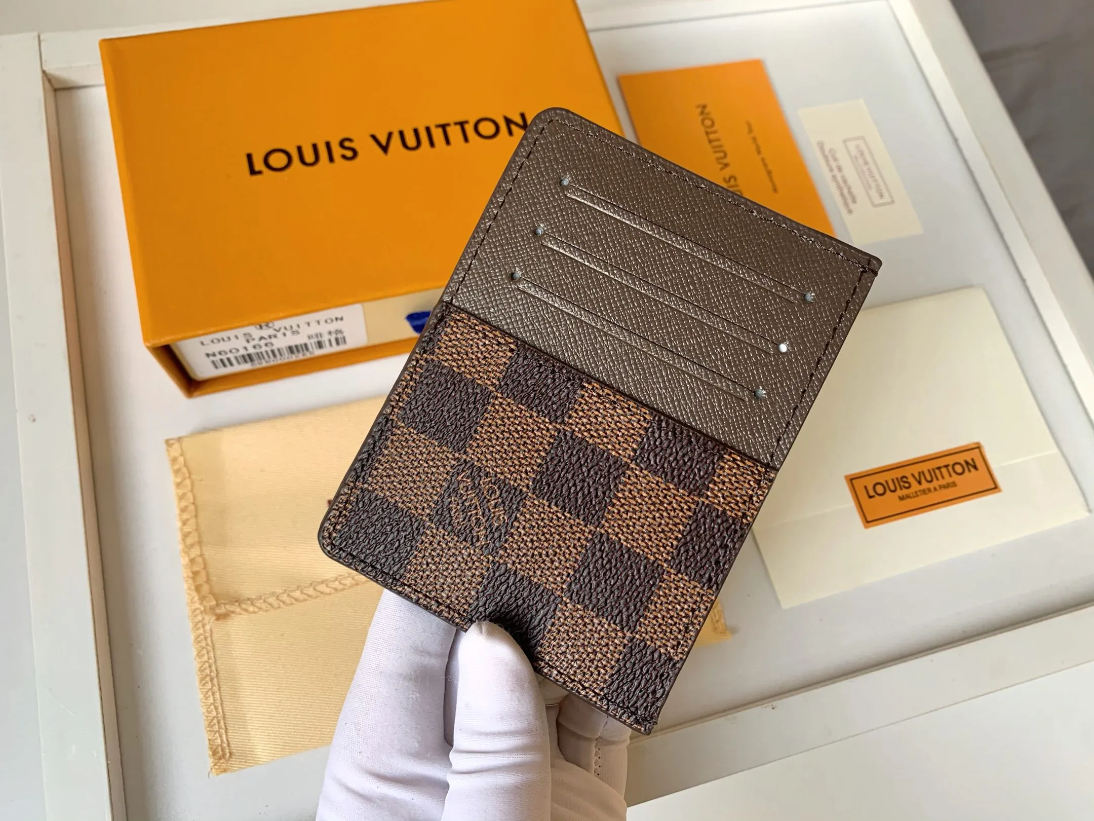 💰80 💎Card Holder Neo Card Holder made of Monogram Macassar canvas is the first choice for carrying important cards. Black leather trim makes the classic Louis Vuitton pattern even more eye-catching. Model: M60166. Size: 7.5*12