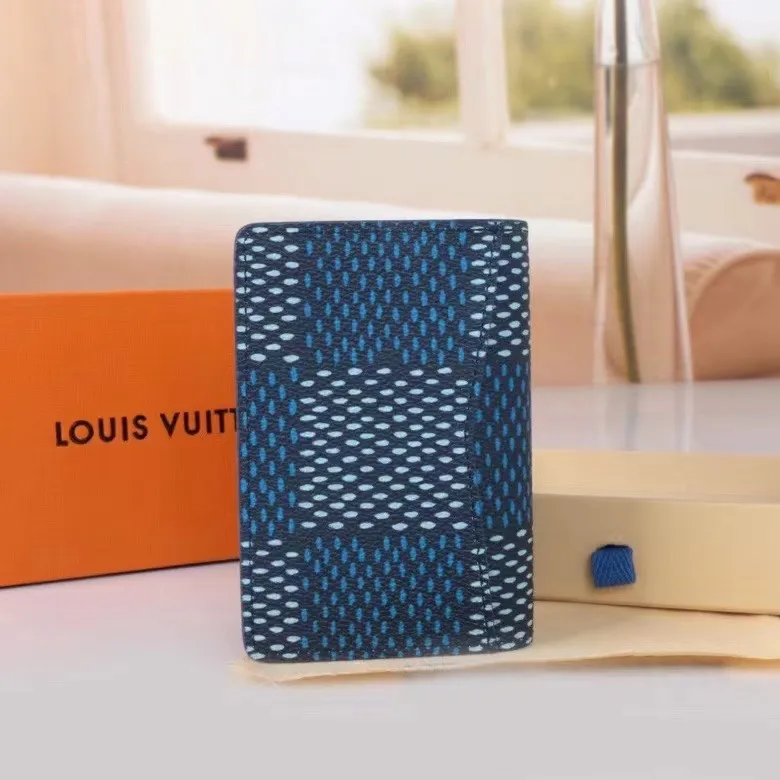 P100💰, Model: 63144 Large Checkered Grass Green The latest style of this pocket wallet for spring and summer 2024 combines the elegance of Damier Graphite canvas with the delicate texture of Epi leather, with stripes emblazoned with the Louis Vuitton logo. The elegant design can accommodate credit cards, banknotes and receipts, making it suitable for daily carrying or gift giving. Epi leather and Damier Graphite coated sail. Textile cowhide trimmed cowhide lining, card compartment Size 11×8×1.5 cm 63144 60502
