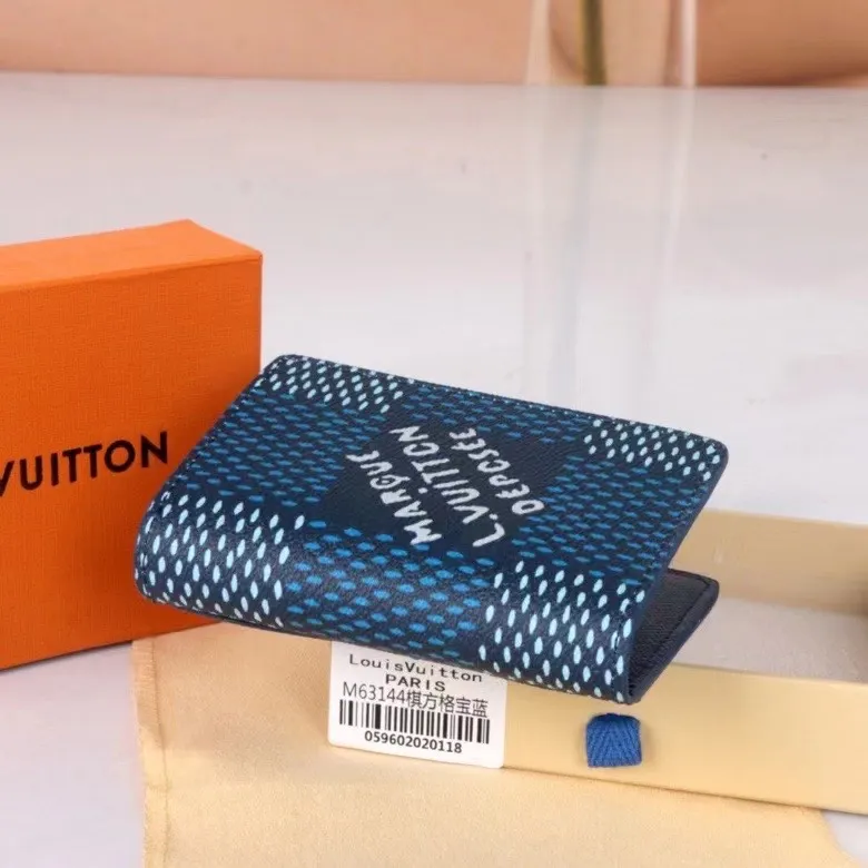 P100💰, Model: 63144 Large Checkered Grass Green The latest style of this pocket wallet for spring and summer 2024 combines the elegance of Damier Graphite canvas with the delicate texture of Epi leather, with stripes emblazoned with the Louis Vuitton logo. The elegant design can accommodate credit cards, banknotes and receipts, making it suitable for daily carrying or gift giving. Epi leather and Damier Graphite coated sail. Textile cowhide trimmed cowhide lining, card compartment Size 11×8×1.5 cm 63144 60502