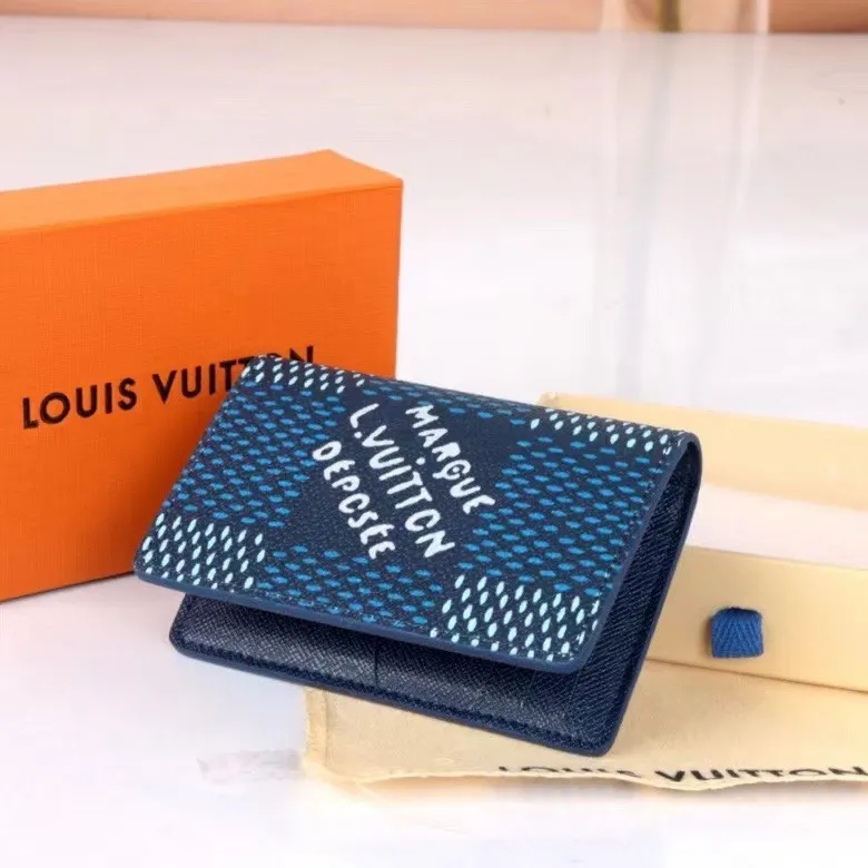 P100💰, Model: 63144 Large Checkered Grass Green The latest style of this pocket wallet for spring and summer 2024 combines the elegance of Damier Graphite canvas with the delicate texture of Epi leather, with stripes emblazoned with the Louis Vuitton logo. The elegant design can accommodate credit cards, banknotes and receipts, making it suitable for daily carrying or gift giving. Epi leather and Damier Graphite coated sail. Textile cowhide trimmed cowhide lining, card compartment Size 11×8×1.5 cm 63144 60502