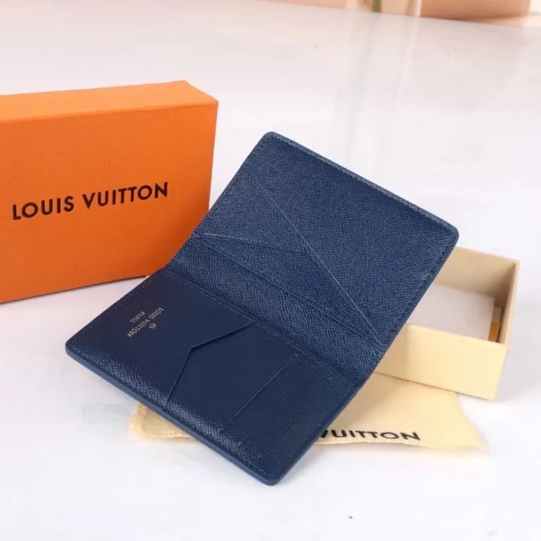 P100💰, Model: 63144 Large Checkered Grass Green The latest style of this pocket wallet for spring and summer 2024 combines the elegance of Damier Graphite canvas with the delicate texture of Epi leather, with stripes emblazoned with the Louis Vuitton logo. The elegant design can accommodate credit cards, banknotes and receipts, making it suitable for daily carrying or gift giving. Epi leather and Damier Graphite coated sail. Textile cowhide trimmed cowhide lining, card compartment Size 11×8×1.5 cm 63144 60502