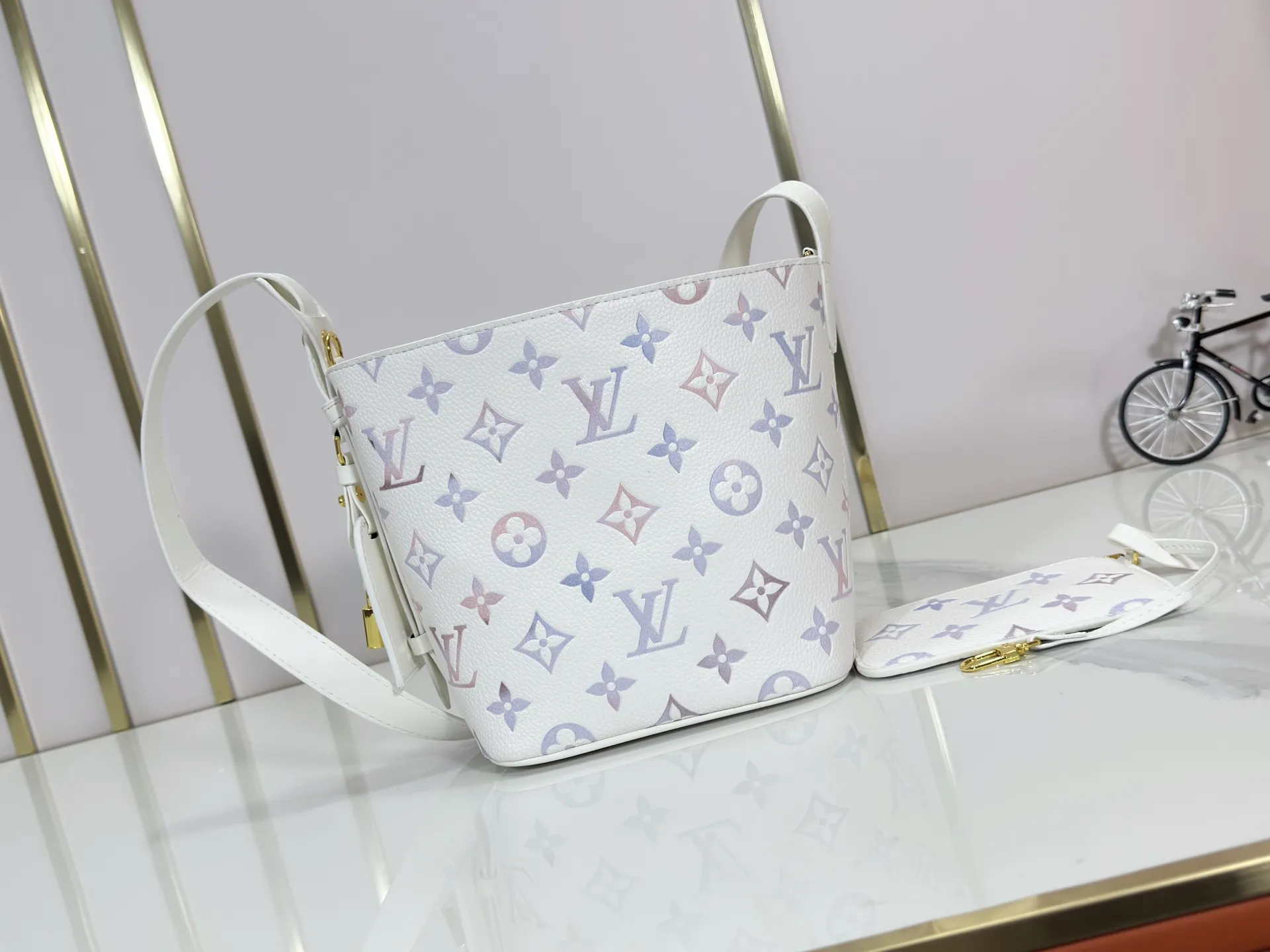 P220 Upgraded original version M25543, M14416, M12925 M25673 This All In BB handbag is from the Low Key series. It is made of grained cow leather to create a compact bucket bag configuration, which can be carried in a variety of ways for day and night occasions. The distressed metal pieces convey a retro feel, while the padlock and detachable Monogram pocket highlight the brand's style. Size: 16*12*18cm