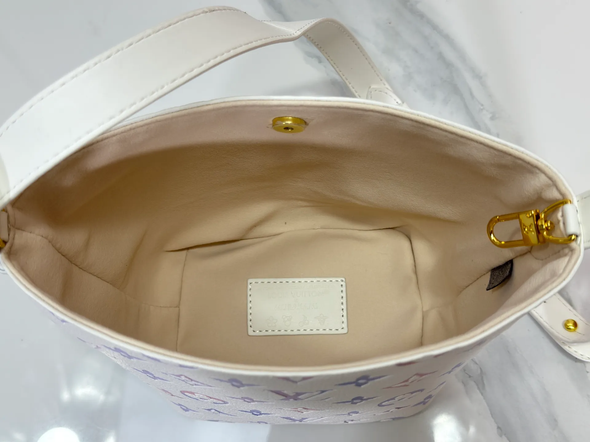 P220 Upgraded original version M25543, M14416, M12925 M25673 This All In BB handbag is from the Low Key series. It is made of grained cow leather to create a compact bucket bag configuration, which can be carried in a variety of ways for day and night occasions. The distressed metal pieces convey a retro feel, while the padlock and detachable Monogram pocket highlight the brand's style. Size: 16*12*18cm