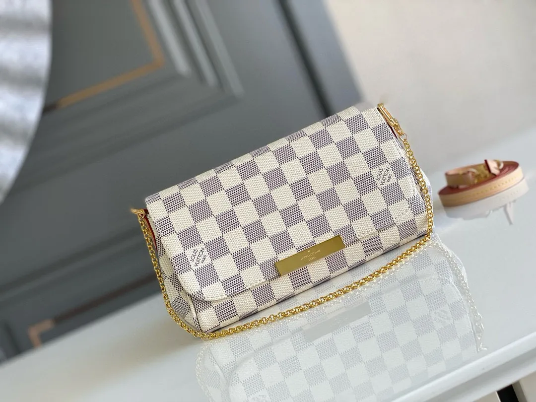 💰600 Top original item N41277 FAVORITE MM This Favorite MM handbag is the darling of fashionable women. It is sewn with bright Damier Azur canvas and is suitable for both morning and evening occasions. The bag can be used as a clutch, or can be carried as a short shoulder bag using the gold chain strap, while the leather shoulder strap can be easily carried cross-body. An engraved metal plaque on the front conceals a clever magnetic closure for safe access. Details 24x 14x 4 cm (length x height x width) Damier Azur coated canvas Natural cowhide leather trim Textile lining Gold-tone hardware Magnetic flap closure Internal patch pocket Shoulder strap: non-detachable, not adjustable Strap height: 52.0 cm Chain strap: detachable