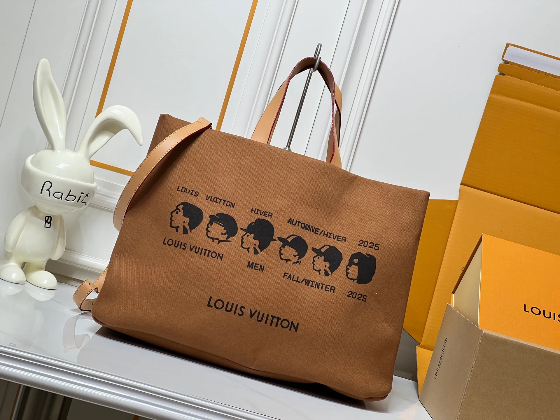 Batch 300💰M24457 M87698 Earthy Yellow This Shopper medium handbag draws inspiration from Louis Vuitton shopping bags, with the words Louis Vuitton and Maison Fondée En 1854 written on soft cow leather, with a top handle and a detachable shoulder strap. Size: 40x32x16cm