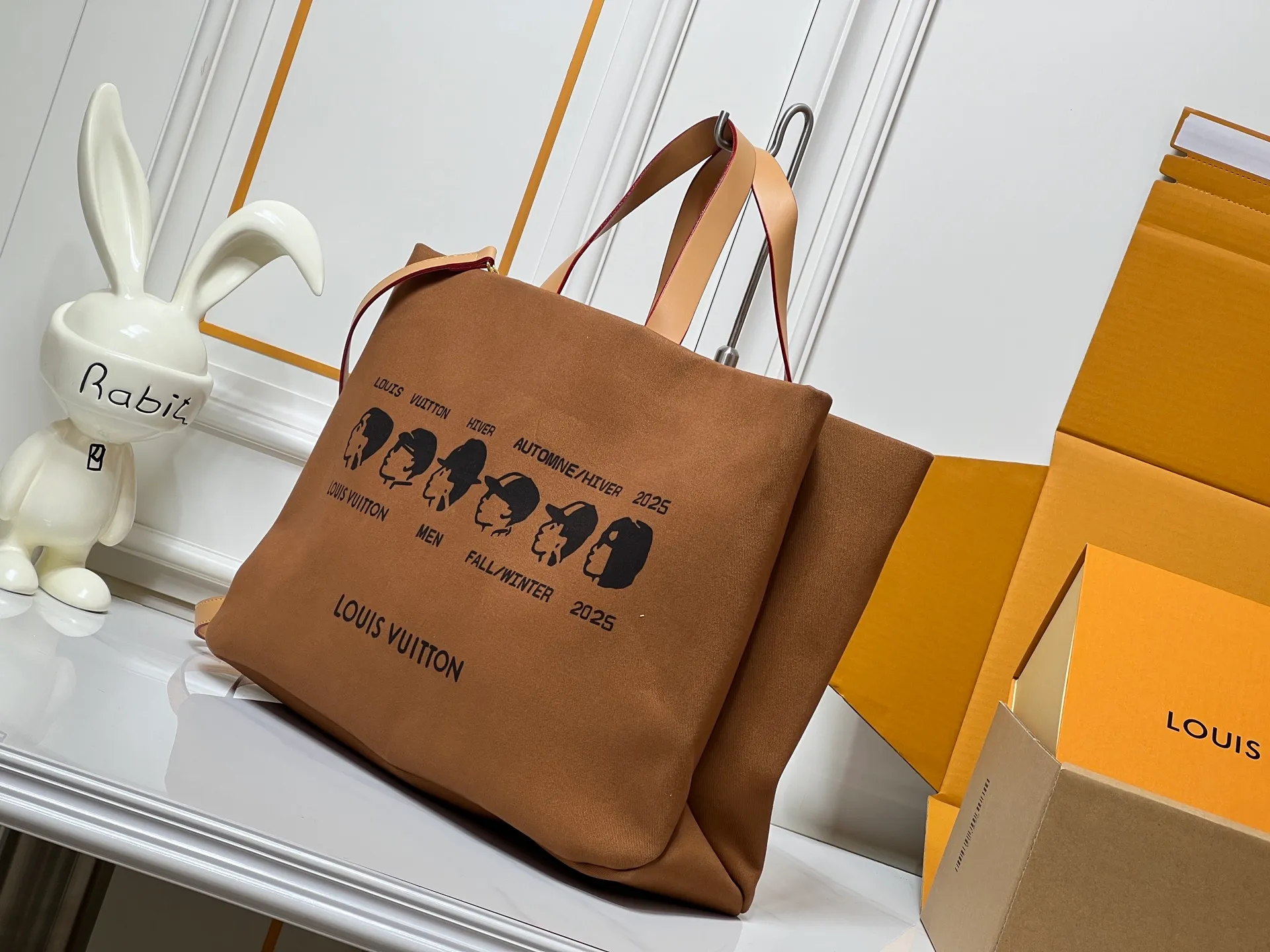Batch 300💰M24457 M87698 Earthy Yellow This Shopper medium handbag draws inspiration from Louis Vuitton shopping bags, with the words Louis Vuitton and Maison Fondée En 1854 written on soft cow leather, with a top handle and a detachable shoulder strap. Size: 40x32x16cm